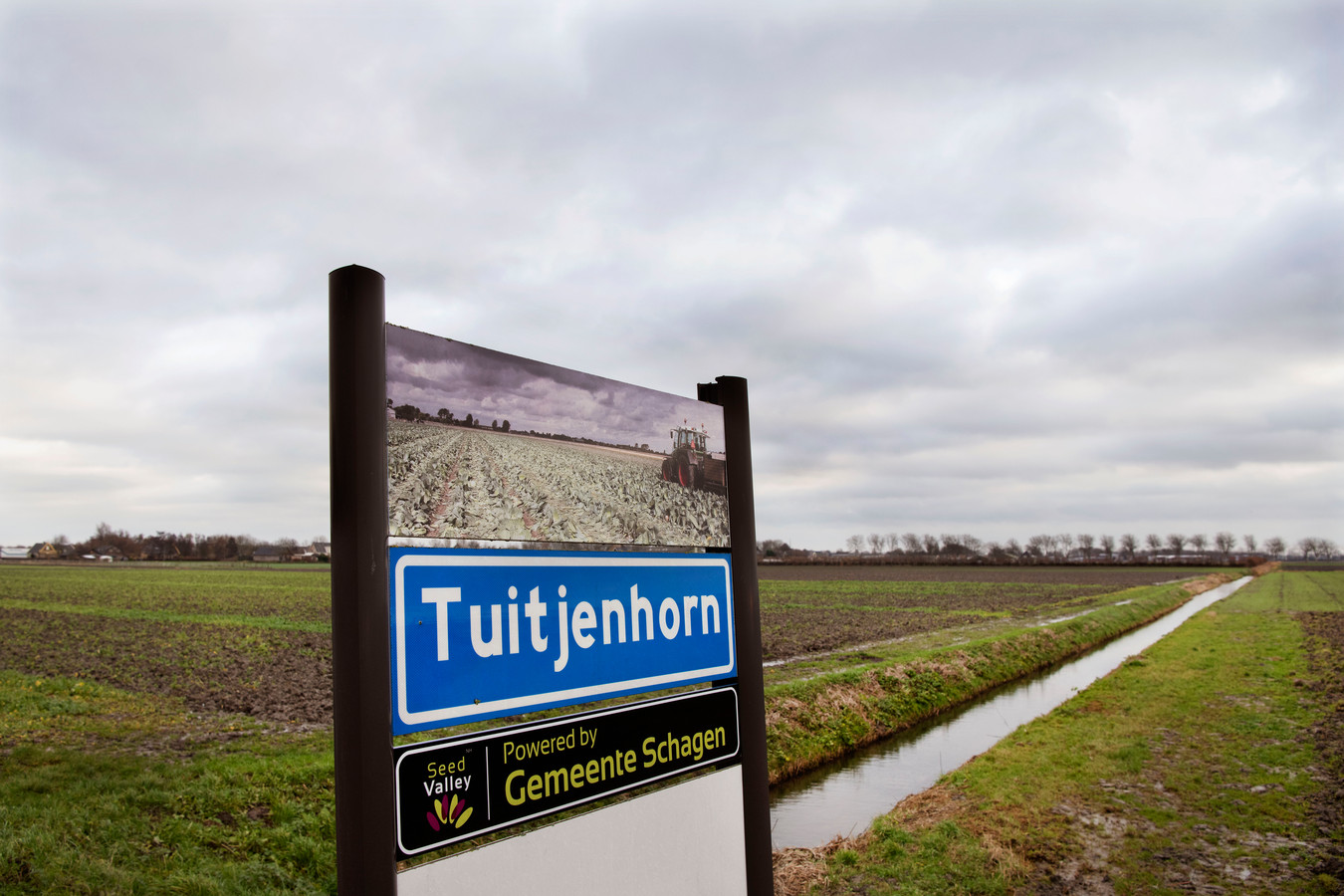 Tuitjenhorn plaatsnaambord met polderlandschap